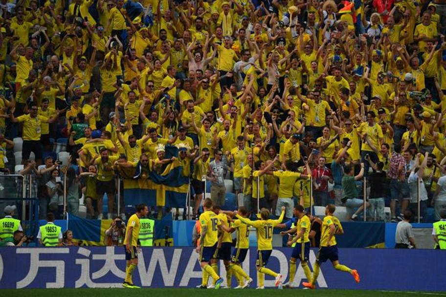 Il mare giallo festeggia la vittoria della Svezia sulla Corea del Sud. Afp